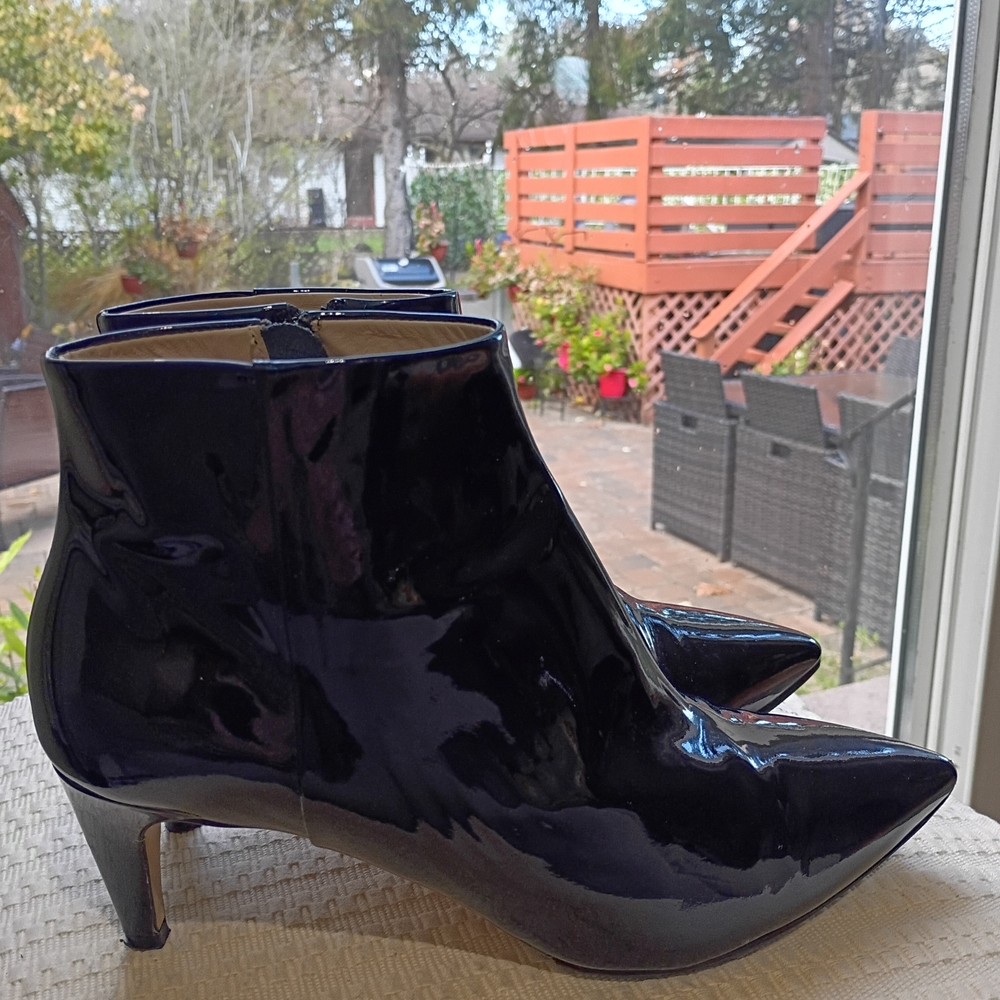Elegant Black Patent Leather Ankle Boots Signiature nordstrom .new condition